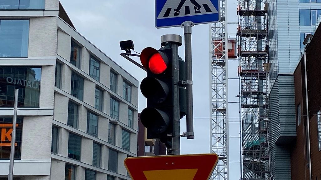 Punaisissa valoissa odottelu turhauttaa niin jalankulkijoita kuin autoilijoitakin.