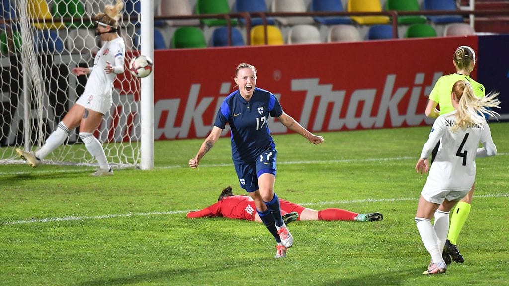 Sanni Franssi tuulettaa 2-0-osumaa.