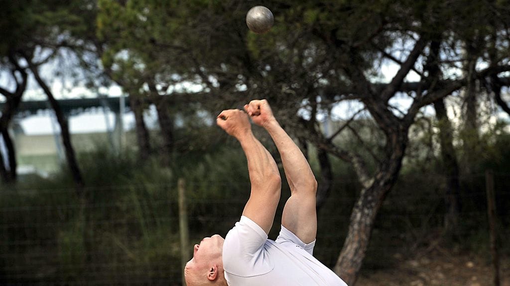 Keihäänheittäjä Teemu Wirkkala harjoittelee kuulalla vuonna 2009.