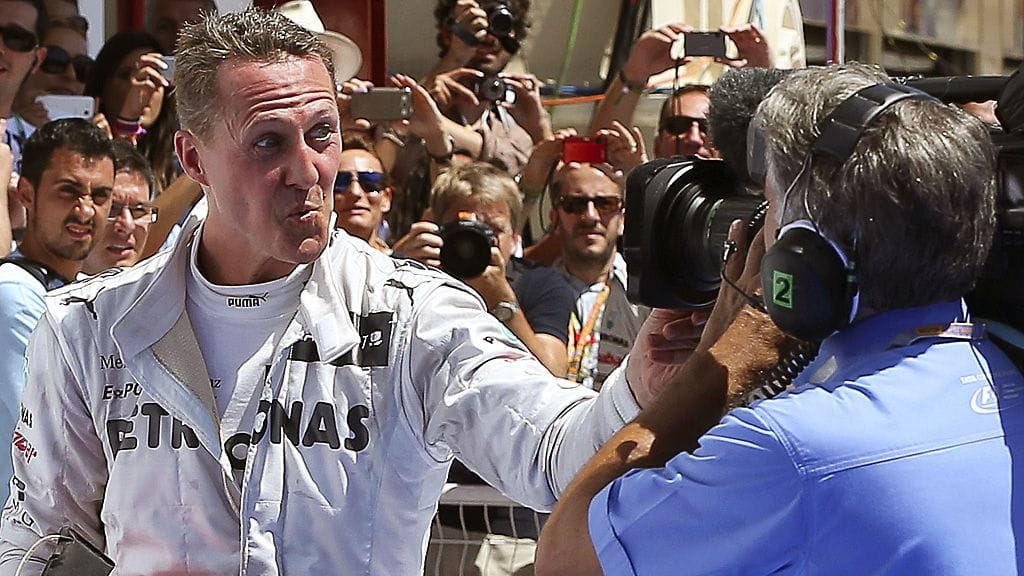 Michael Schumacher ilveili palkintosijansa jälkeen