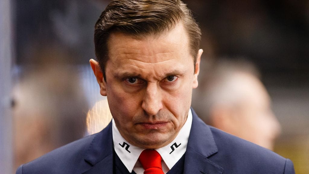 Tappara-vahti Christian Heljanko sulki kiekon kaukana maalistaan – HIFK-luotsi Ville Peltonen vaati rangaistusta