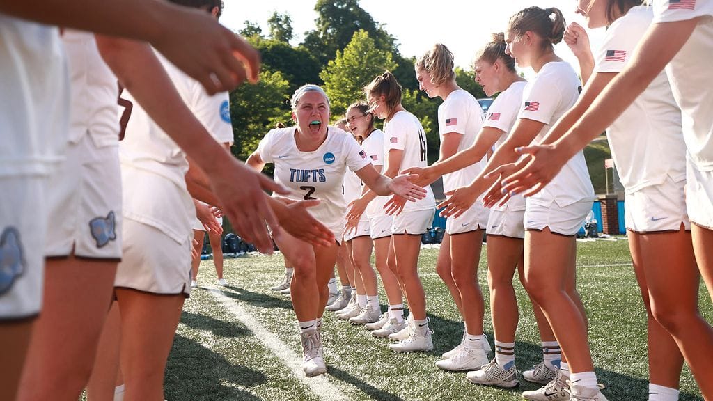 Madelyn Nicpon pelasi lacrossea Tuftsin yliopistojoukkueessa.