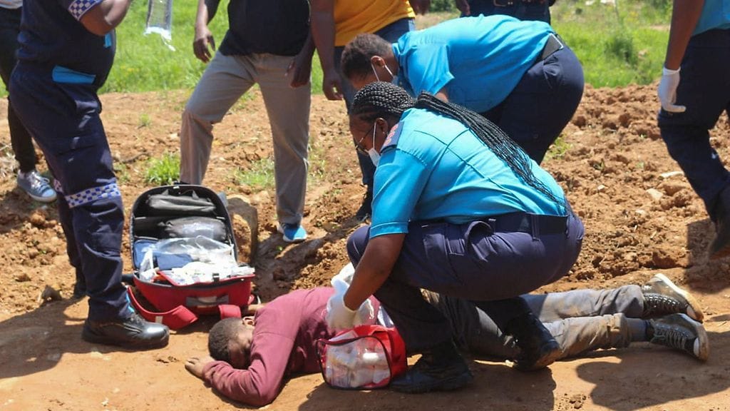 Hoitohenkilökunta auttaa keskiviikkoisessa mielenosoituksessa loukkaantunutta.