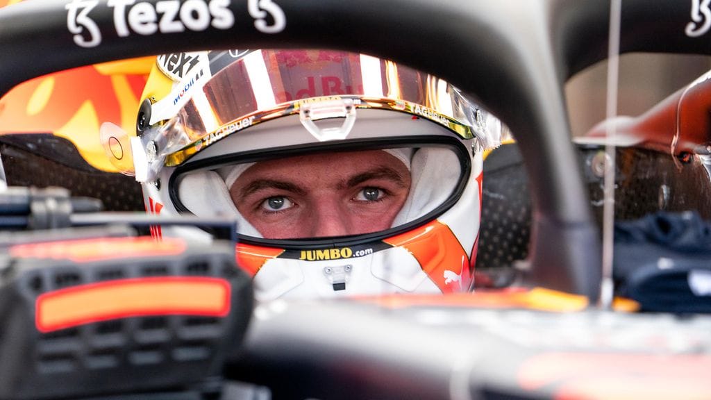 Max Verstappen nähtiin radalla uhittelemassa Lewis Hamiltonin kanssa.