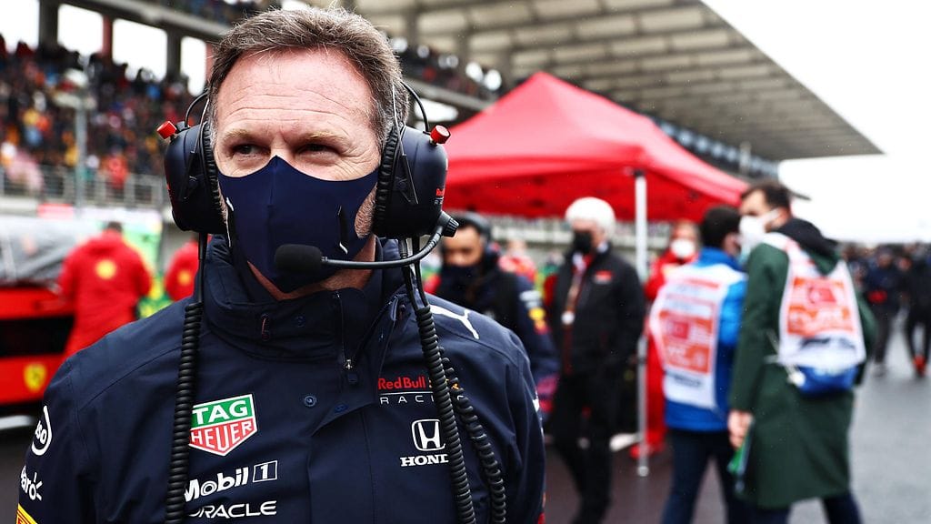 Christian Horner on seurannut kiinnostuneena Mercedeksen auton kehitystä.
