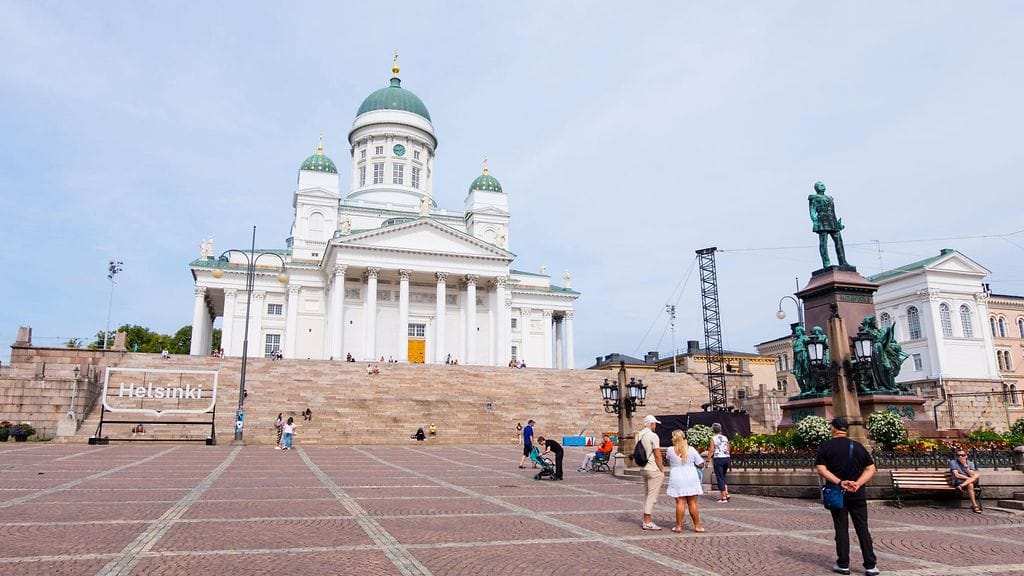 Suomessa Aleksanteri II seisoo yhä valtakunnan tärkeimmällä paikalla keskellä Helsinkiä. Puolassa Aleksanterit ja Nikolait ovat kauan sitten unohdettu.