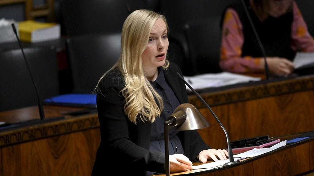 Ministerikierron taustalla on puheenjohtaja, sisäministeri Maria Ohisalon jääminen vanhenpainvapaalle.