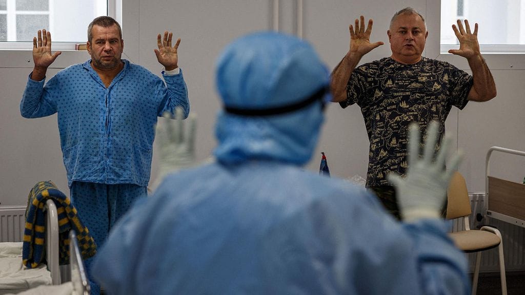 Koronaviruspotilaat tekevät hengitysharjoituksia sairaalassa Moskovassa 20. lokakuuta 2021.