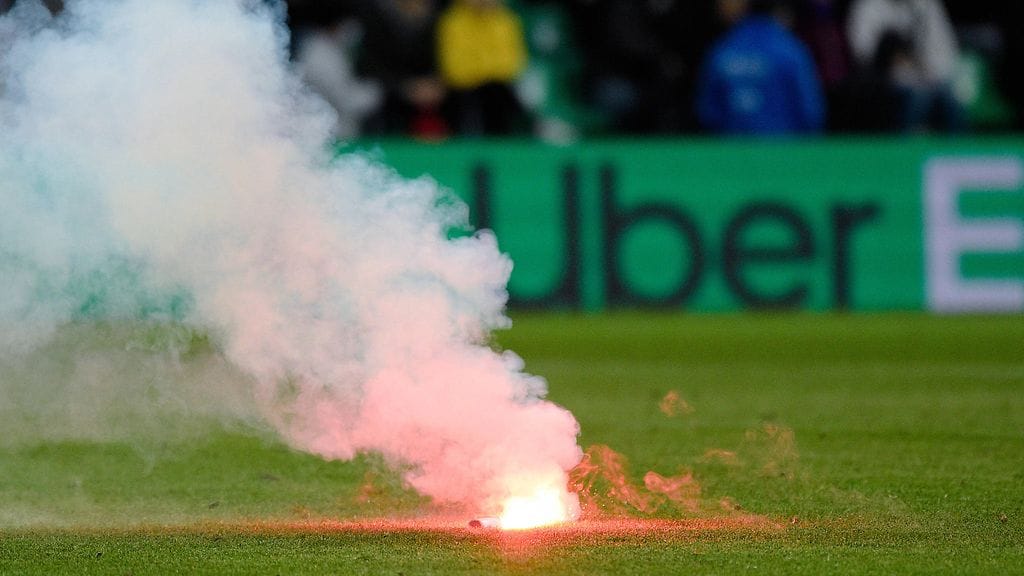 St. Etiennen kannattajat heittivät lukuisia soihtuja kentälle ennen Angers-ottelun alkua.