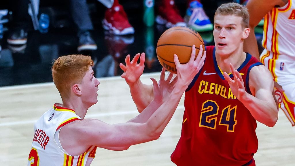 Lauri Markkasen (oik.) Cleveland Cavaliers otti voiton Atlanta Hawksista.
