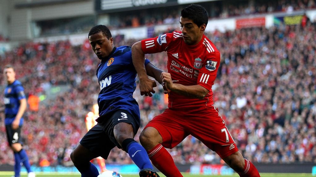 Patrice Evra ja Luis Suárez taistelivat pallosta tulisessa ottelussa joulukuussa 2011.