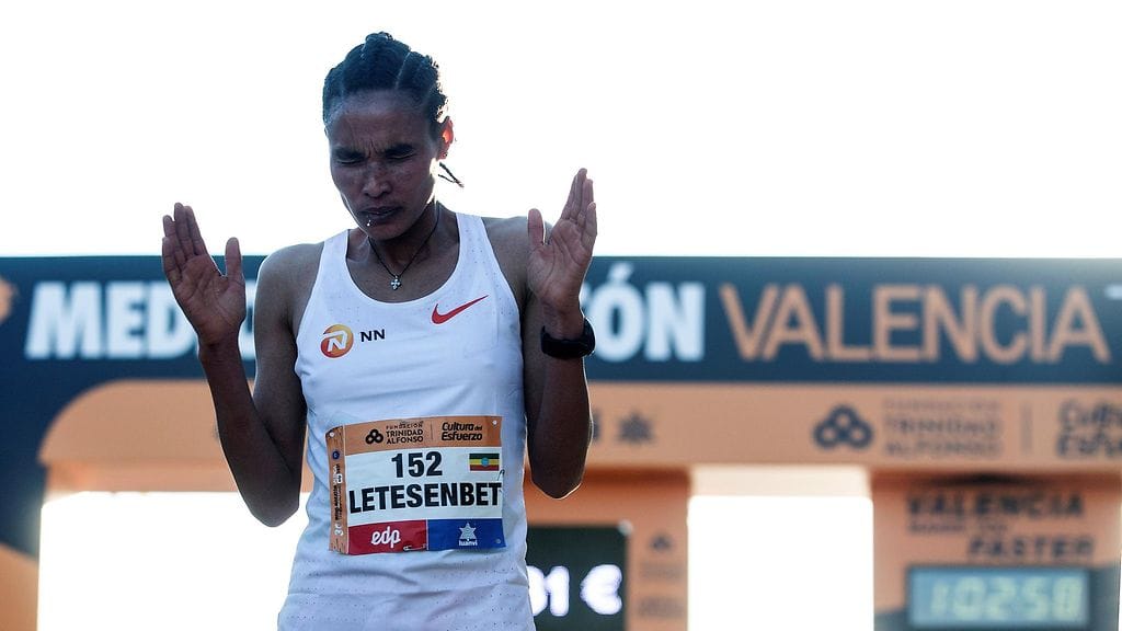 Letesenbet Gidey rikkoi puolimaratonin ME:n yli minuutilla.