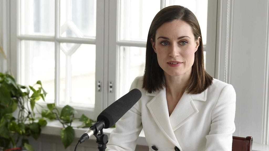 Pääministeri Sanna Marin valmistautui Ylen Radio Suomen pääministerin haastattelutuntiin Kesärannassa Helsingissä 24. lokakuuta 2021.