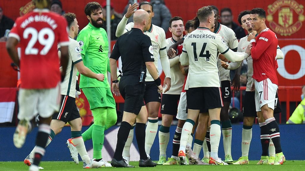 Cristiano Ronaldon (oikealla) kyseenalainen tempaus kuumensi tunteita Manchester Unitedin ja Liverpoolin kohtaamisessa.