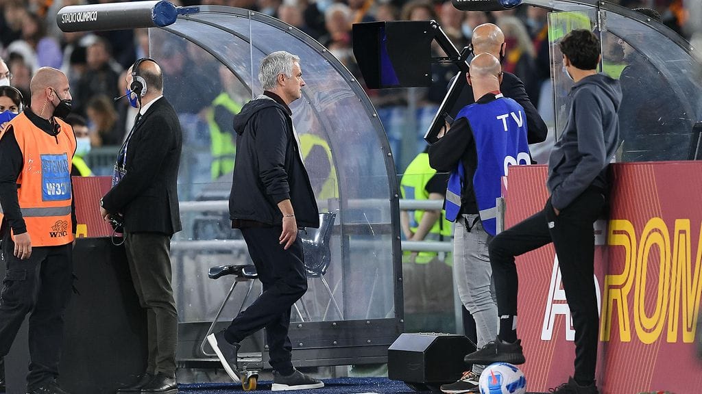 Roman päävalmentaja Jose Mourinho ajettiin ulos kentältä ottelussa Napolia vastaan.