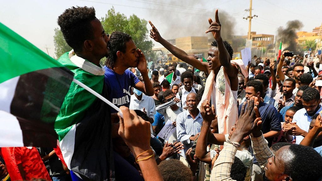 LK: Sudan, armeijan vallankaappausyritys, mielenosoitus