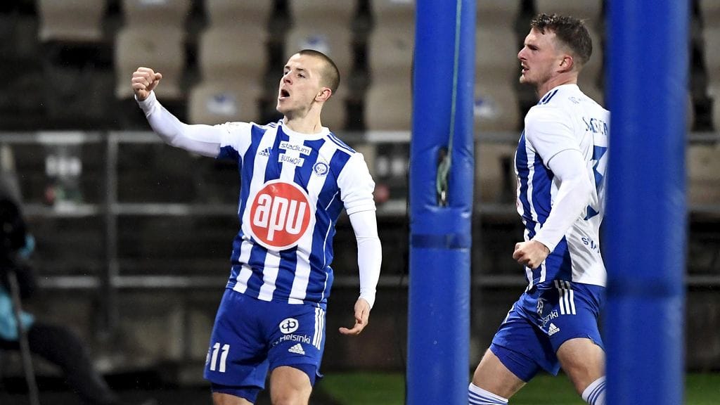 HJK:n Roope Riski (vas.) tuulettaa tekemäänsä 2–0-maalia Janne Sakselan kanssa jalkapallon Veikkausliigan ylemmän loppusarjan ottelussa FC Interiä vastaan.