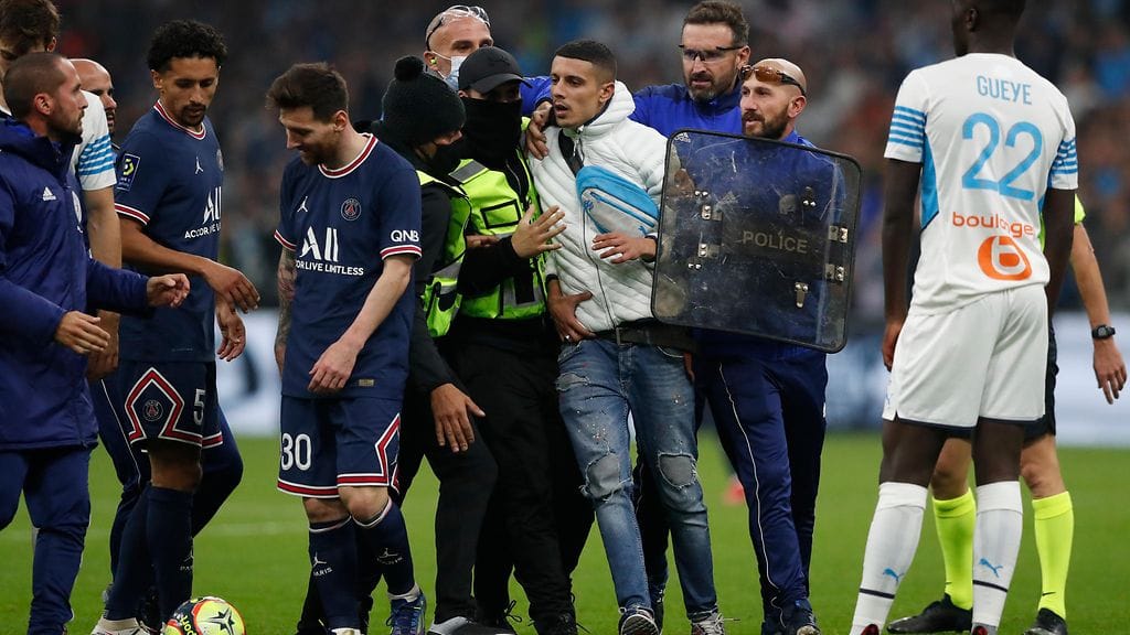 Valkotakkinen fani pääsi livistämään kentälle Lionel Messin luo.