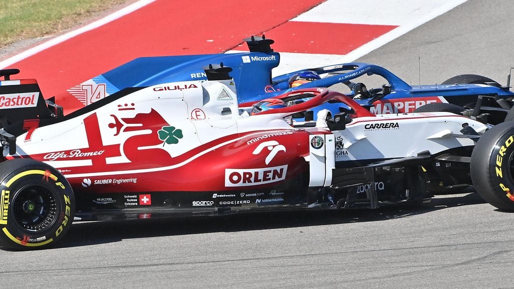 Kimi Räikkönen punnersi väkisin ohi Fernando Alonsosta Austinin F1-kisassa.