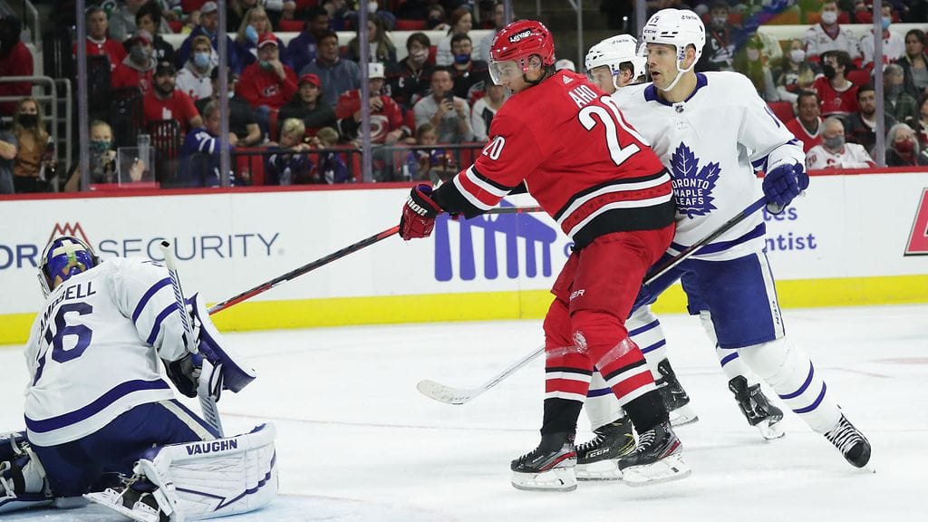 Sebastian Aho ohjasi Carolina Hurricanesin 1–1-tasoitusmaalin Toronto Maple Leafsia vastaan.