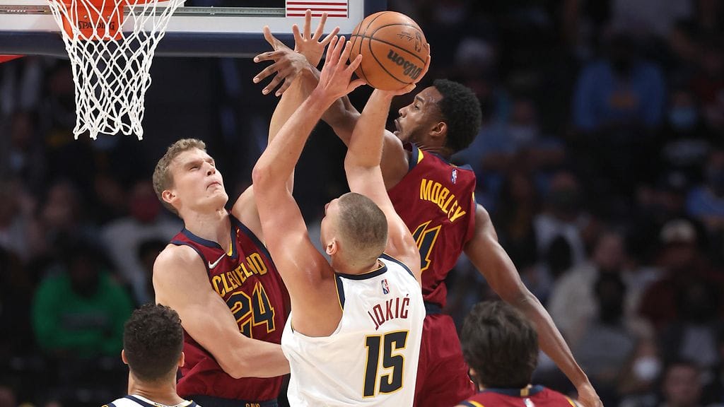 Cleveland Cavaliersin Lauri Markkanen korinalusväännössä Denver Nuggetsia vastaan.