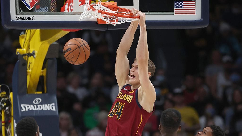 Lauri Markkanen donkkasi kahdesti Denver Nuggetsia vastaan.