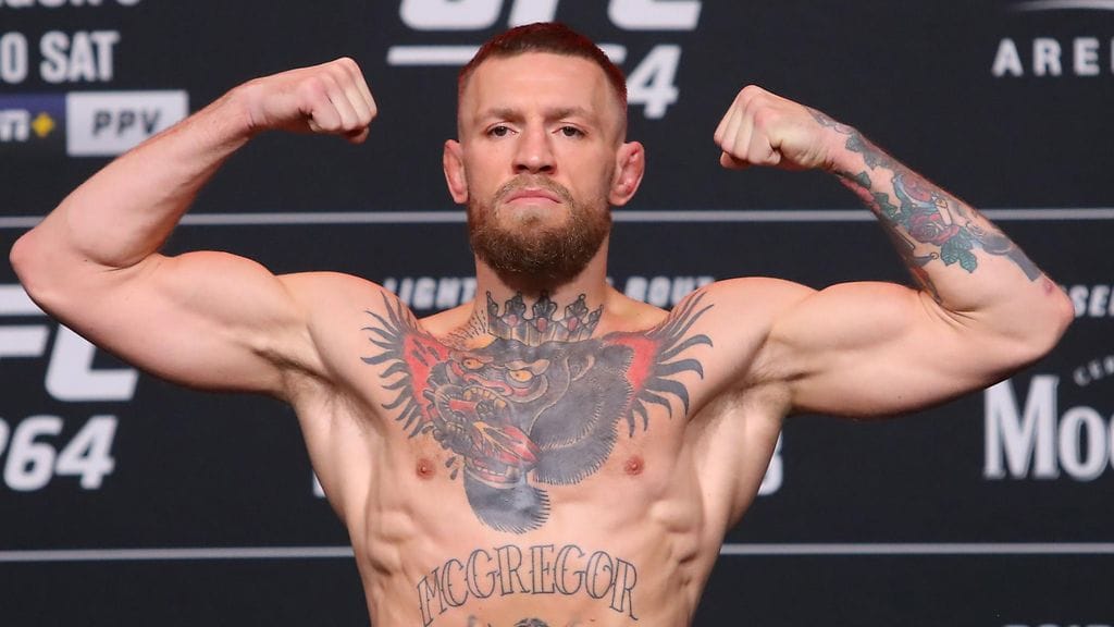 Conor McGregor pullisteli punnitustilaisuudessa ennen heinäkuista otteluaan Dustin Poirieria vastaan. McGregor on näyttänyt sittemmin aiempaa massiivisemmalta.
