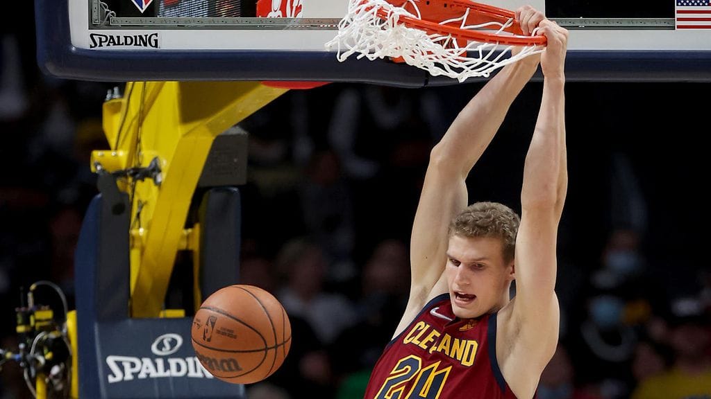 Lauri Markkasen aggressiivisuus ihastutti päävalmentaja J.B. Bickerstaffia.