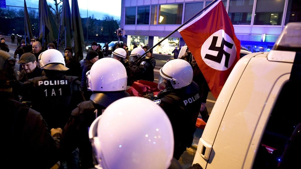 Poliisi pysäytti Kohti vapautta -liikkeen marssin ja poisti marssijoiden hakaristilipun itsenäisyyspäivänä 2018.