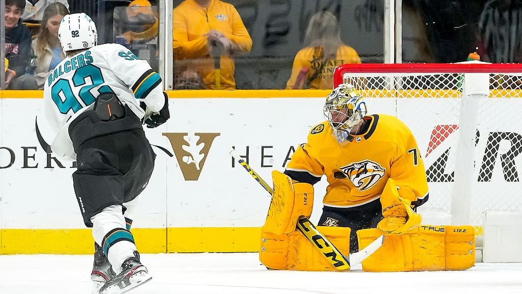 Juuse Saros torjui vahvasti San Jose Sharksia vastaan.