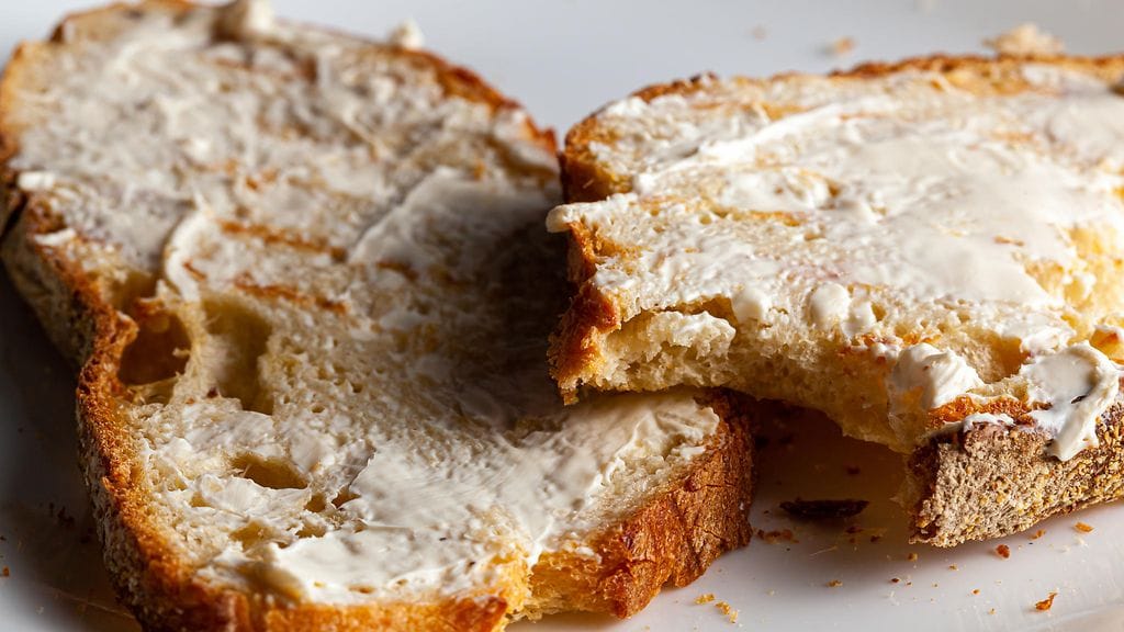 Laura Hall testasi, miltä rintamaidosta valmistettu voi maistuu leivän päällä. Kuvituskuva.