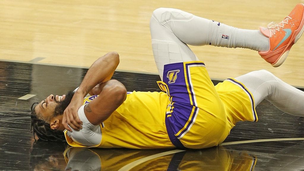 Los Angeles Lakers -tähti Anthony Davis loukkaantui ottelussa San Antonio Spursia vastaan.