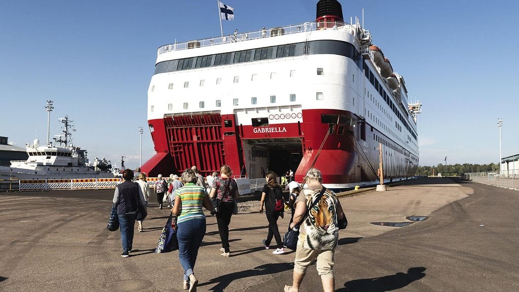 Viking Linen M/S Gabriella ottaa matkustajia kyytiin Kotkan Kantasatamassa 29. heinäkuuta 2021.