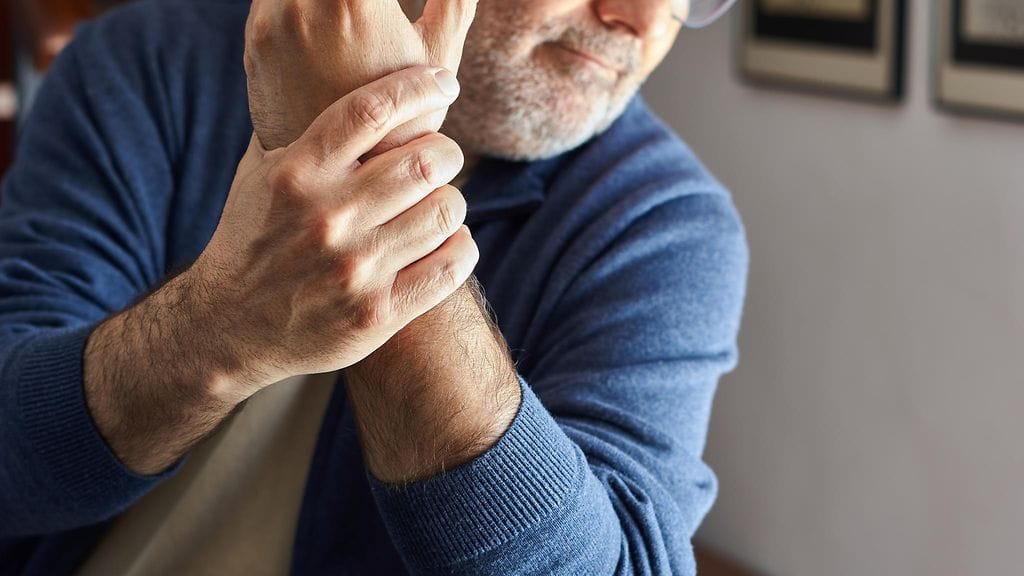 Toisen raajan heikkous ja toisen suupielen roikkuminen ovat aivoverenkiertohäiriöiden oireita. Kuvituskuva.