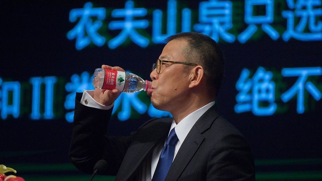 Kiinan tämän hetken rikkain ihminen Zhong Shanshan otti kulauksen kivennäisvedestään Pekingissä toukokuussa 2013.
