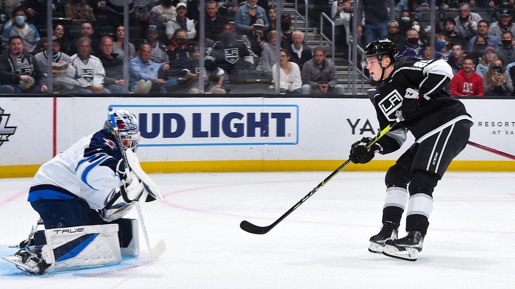 Rasmus Kupari viimeisteli läpiajosta Los Angeles Kingsin tasoituksen.