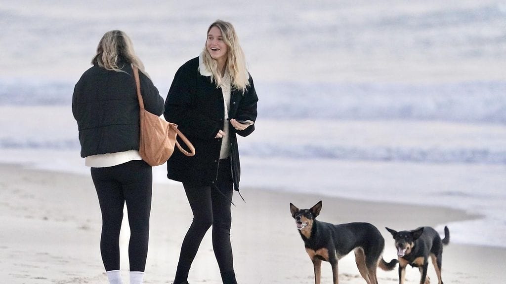 Ellidy Pullin muisteli perheineen puolisoaan tämän hukkumispaikalla viime heinäkuussa.