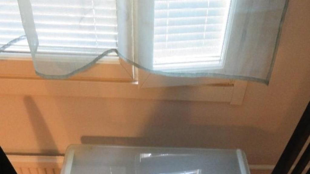 Kuva 2. Pöytä ja verhot.