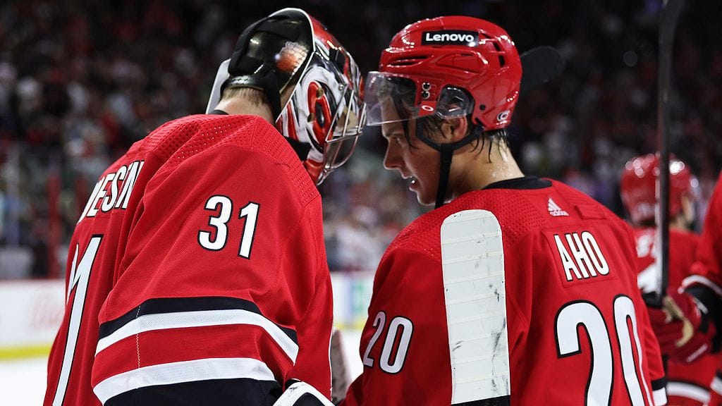 Carolina Hurricanesin uusi maalivahti Frederik Andersen on ollut vakuuttavassa vireessä alkukaudesta. Sebastian Aho näkee seuran onnistuneen hyvin NHL:n siirtomarkkinoilla.