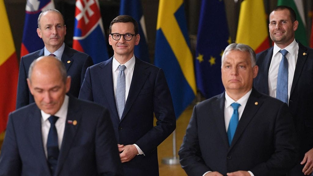 Puolan pääministeri Mateusz Morawiecki ja Unkarin pääministeri Viktor Orban poseeraavat EU-johtajien kanssa 21.10.2021.
