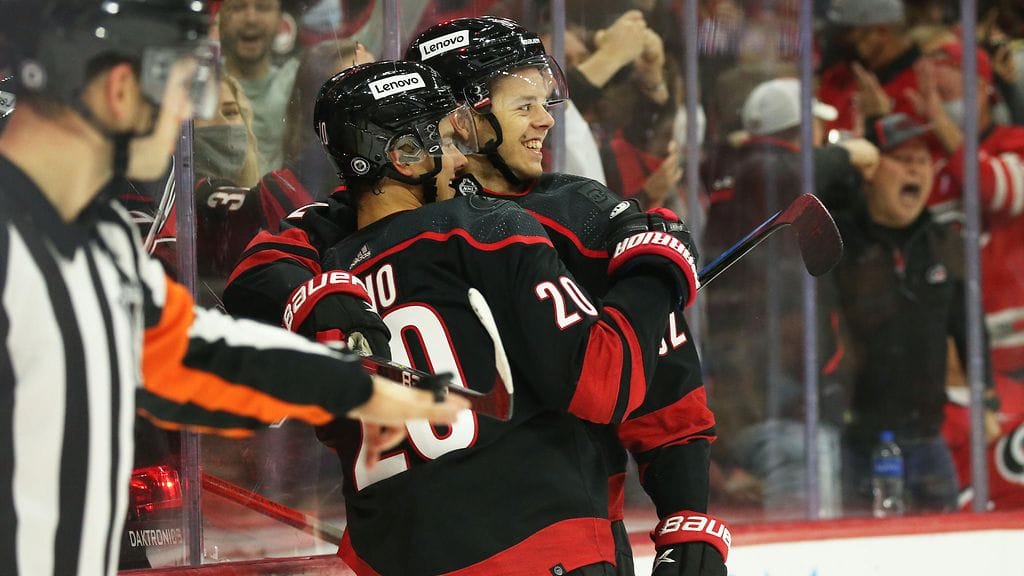 Carolina Hurricanesin Sebastian Aho juhli Jesperi Kotkaniemen kanssa kaksikon juonimaa 4–2-johtomaalia Chicago Blackhawksia vastaan.