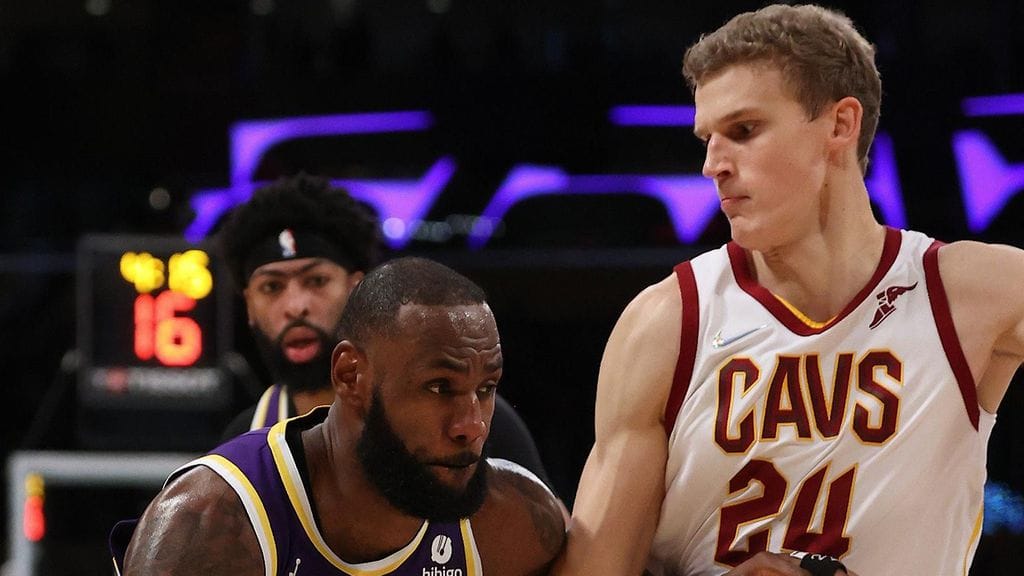 Cleveland Cavaliersin Lauri Markkanen (oik.) väänsi Los Angeles Lakersin LeBron Jamesia vastaan.