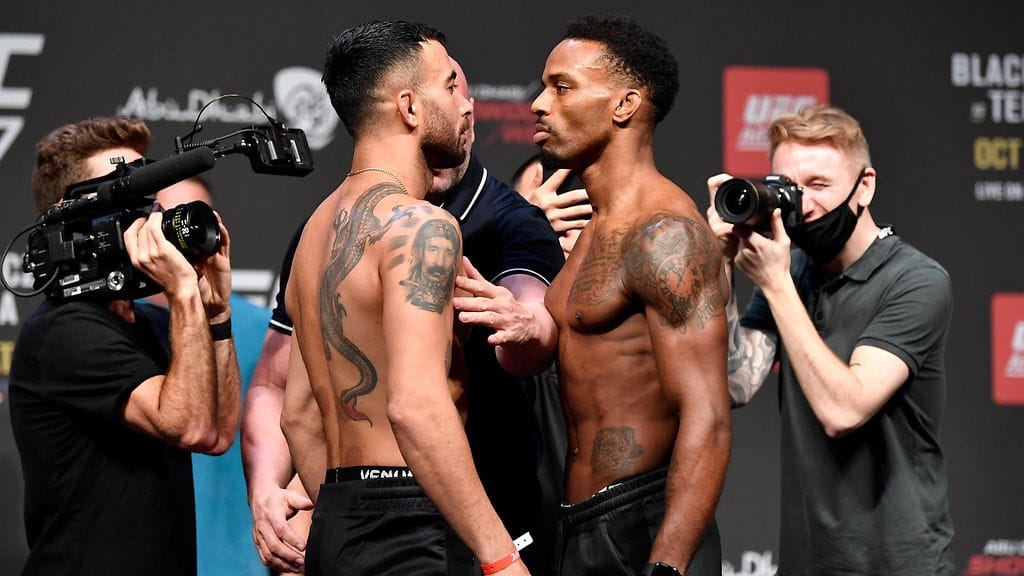 Makwan Amirkhani (vas.) ja Lerone Murphy tuijottivat toisiaan pitkään ilmeenkään värähtämättä.