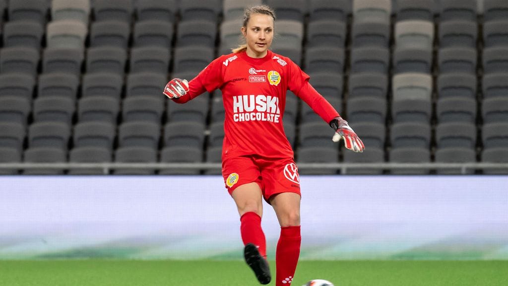 Kannattajat lauloivat Anna Tammiselle onnittelulaulun ottelun jälkeen.