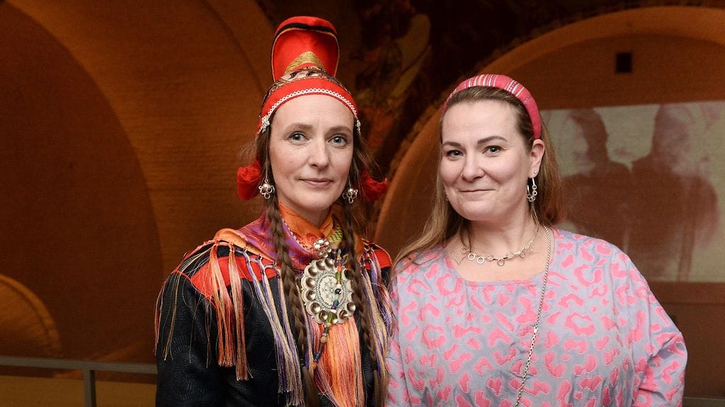 Taiteilija Outi Pieski (vas) sekä saamelaisten historiaan ja kulttuuriperinnön palauttamiseen liittyviin kysymyksiin erikoistunut tutkija Eeva-Kristiina Harlin Mäccmö, maccam, mahccan kotiinpaluu -näyttelyssä Helsingin Kansallismuseossa.