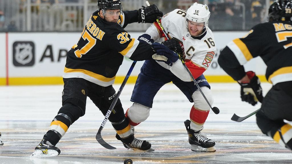 Florida Panthersin kapteeni Aleksander Barkov vääntämässä Boston Bruinsia vastaan.