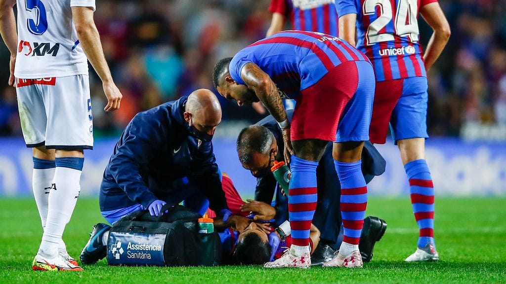 Barcelonan Sergio Agüero vaipui nurmen pintaan kesken Alaves-ottelun.