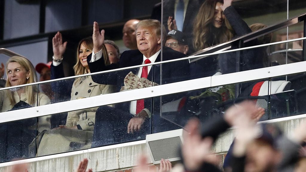 Donald Trump osallistui puolisonsa Melanian kanssa "tomahawk chop" -kannustukseen.