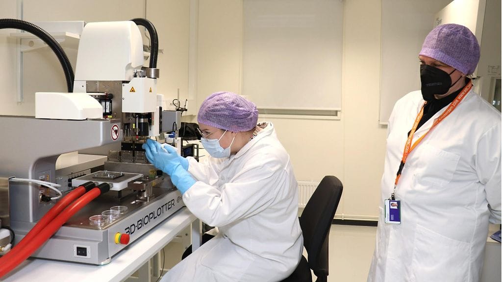 Biotulostinta esitellään Tampereen yliopiston BioMediTechin tutkimuslaboratoriossa Tampereella 25. lokakuuta 2021. Biotulostin printtaa kerroksittain biomustetta, joka voi sisältää sekä eläviä ihmissoluja että solujen tukimateriaalia kuten hyytelömäistä geeliä.