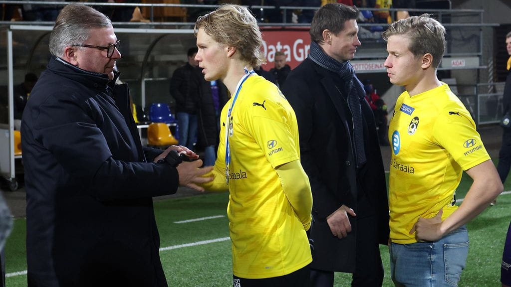 KuPSin omistaja Ari Lahti pelaajiaan SM-hopeaan päättyneen kauden lopuksi.